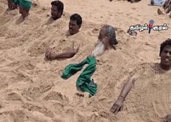 திருச்சியில் காவிரி ஆற்றில் மணலில் புதைந்து விவசாயிகள் சங்கத்தின் போராட்டம்