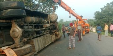 முஸ்குந்தா ஆற்றுப் பாலம் அருகே அரசு பேருந்து விபத்து – பயணிகள் காயம்